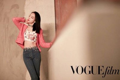 我们出品 [机智]量大咨询客Fu Ch Nel字母满钻Choker 一定要买 年度必入的重磅Choker 美出了天际 简直就是神仙作品 做这个真的成本巨巨巨高