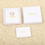 我们出品 藤蔓戒指 ，可订做真金真钻，只做对版Zp真金货，pk市面各种金货 Bois De Rose 系列是 Dior 摩登精神的典范，以华丽而抽象的设计重新诠
