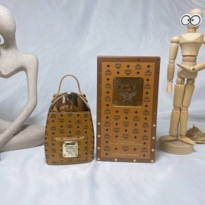 120原单品质 Mcm新款经典双肩包造型限量版香水75Ml 木质花香调持久清新 前调：覆盆子杏 中调：精选茉莉白牡丹紫罗兰叶 后调：白苔香草檀香纯龙涎香醚