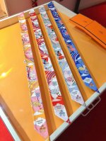 p60Phms2221 爱马仕【云端女孩】Twilly小丝巾 顶级斜纹真丝打造 超精细的印花非常清晰 绝对是送礼自用的首选丝带既可绕于颈间，亦可缠于腕部、腰部，