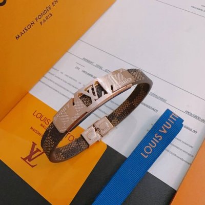 高品质Lv路易威登牛皮手绳手链原单货专柜新款开模复古潮流时尚必备 男女均可佩戴 情侣款同款 摇滚朋克泰银风格 复古元素蓝色低调奢华 潮流百搭 官网同款手镯最新款
