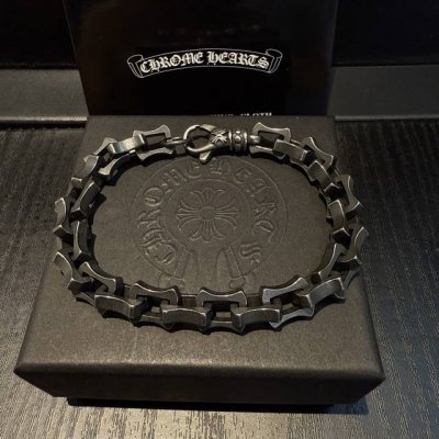 新款 专柜品质 Chrome Hearts克罗心复古做旧手链 凹凸造型不同的花纹设计风格 呈现出与众不同 十字架 童军花是克罗心的志 所以更经久不衰 正品打版C