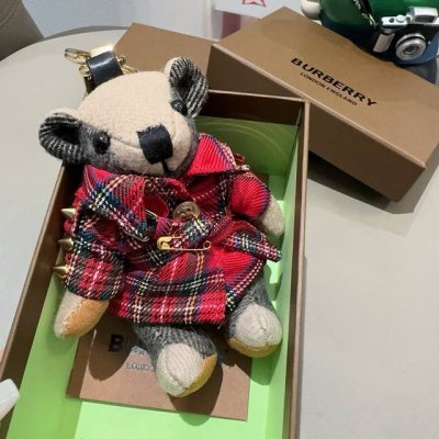 Burberry代工厂p小熊挂饰 巴宝莉格子风衣熊 肩膀铆钉 钥匙扣包包挂件 温柔到心里 准备已久 精致自留 内部填充物与专柜一致 手感真的很赞 五金扣全部采用
