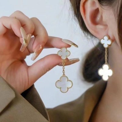 v金镀咪金 精工版本 美弊了V N 梵克雅宝四叶草双花白贝母耳拍最新款电镀厚金超强保色做工精致 爆款 爆款实拍原版1:1。经典百搭配