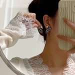 Chanel香奈Chanel字母双C蝴蝶黑色翅膀耳钉 美丽永远敌不过经典 黄金时期的香奈就是最经典．也是最有味道的 女人独立优雅魅力知性复古奢华不繁复 双C经典