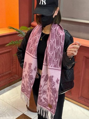 爱马仕巴黎时装展商务男士女士羊绒围巾代工厂p臻选上乘的超细羊绒纤维 进行纯手工精梳处理 耗时耗力 再以清泉水浸泡涤荡 使羊绒纤维呈现出独特的蓬松质感 手感才如此