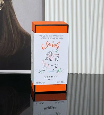 专柜品质 爱马仕宝宝香水 这是一款爱马仕特别针对婴幼儿调制的“无酒精”香水，小宝宝都能安心使用，成年的大宝宝直接没有任何负担 瓶身和 Alice Charbin