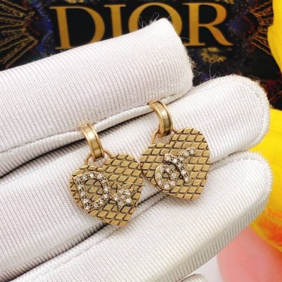 编号Ded0044 迪奥Dior 原单新品 爱心星星微镶钻耳钉 高端品质，专柜1:1开模，专柜原版同黄铜材质！高级925银针防过敏处理，Cnc精雕刻，细节无可挑