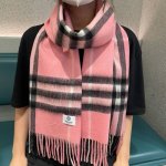 王牌口碑burberry深度水波纹经典羊绒格子围巾专柜最新品相，目前专柜都换上了新标经典中的经典.全品相其他什么f货都弱爆了，超级重磅的水波纹，真材实料纯羊绒这