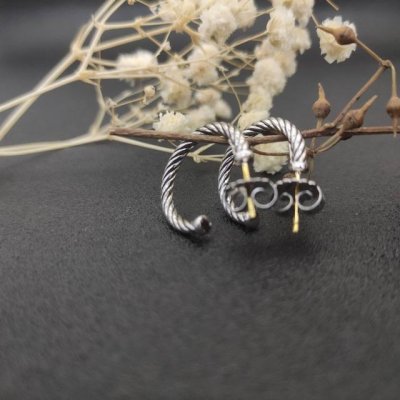 david Yurman 单扭线银色耳环，大号内径约4Cm，小号内径约1.5Cm。 编号Dyeh-003。Dyeh-005