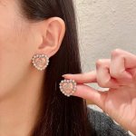 chanel香奈儿 中古 双C耳钉原版复刻Logo 小香家的款式真心无需多介绍每一款都超好看，精致大方，非常显气质.