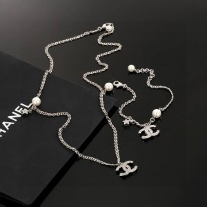 chanel 小香项链手链 高端品质 专柜同材质 做工精致细腻 重工版本 很有设计感简约大方温文尔雅 特别温柔 经典双C上点缀着施华洛世奇水钻 Blingbli