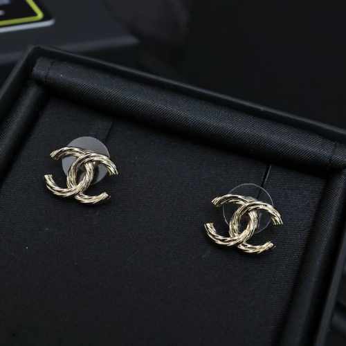 Chanel25拉丝双C耳钉 这个设计真心不错，简约却不简单。 五金的波浪设计，实则不易的艺术品 工艺精湛完美，美美哒