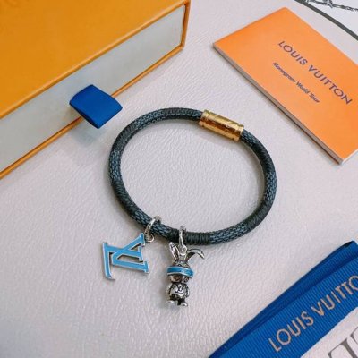 高品质Lv路易威登牛皮手绳手链原单货专柜新款开模复古潮流时尚必备 男女均可佩戴 情侣款同款 摇滚朋克泰银风格 复古元素蓝色低调奢华 潮流百搭 官网同款手镯最新款