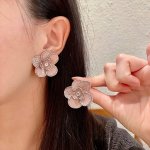chanel香奈儿 中古 双C耳钉原版复刻Logo 小香家的款式真心无需多介绍每一款都超好看，精致大方，非常显气质.