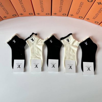 特 配专柜包装 lv 路易威登 新款刺绣中短筒袜堆堆袜袜子 一盒五双 专柜同步筒袜袜子 大牌出街 潮人必备超好搭