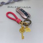 新品发布 巴黎世家包包挂饰钥匙扣 巴黎世家钥匙扣 最新款包包挂饰档次更高明星同款 经典款联名设计理念钥匙扣系列 细节对版做旧处理 非市面亮面版型 这款一直在出