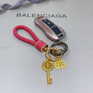 新品发布 巴黎世家包包挂饰钥匙扣 巴黎世家钥匙扣 最新款包包挂饰档次更高明星同款 经典款联名设计理念钥匙扣系列 细节对版做旧处理 非市面亮面版型 这款一直在出