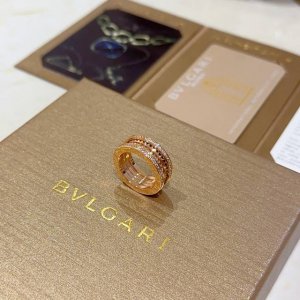 宝格丽项链V金材质。Bvlgari宝格丽 Divas‘ Dream 系列 品相完美，细节无敌，那种独特的色泽完全无可挑剔，再缀以经典指环外形设计，简约之余却又优