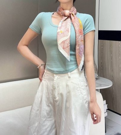 重磅推荐的爱马仕丝巾 回归自然 90方巾 18Mm顶级真丝 双面同色印花方巾 retour A La Nature 回归自然 丝巾尺寸 90*90 方巾 100