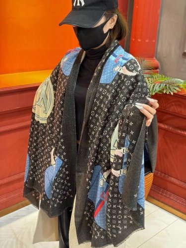 会发光发亮的围巾2025开春新款限定系列爆款到啦Lv原单正品。早秋主打款。佩戴Le Tout Paris长巾Lv箱包和底部的标识丰富细节，更富女性魅力。真正的殿