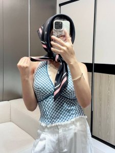25 蝴蝶结方巾 黑粉色 同款 size 90X90Cm 100%真丝 18Mm原单面料 触感柔滑细腻 亲肤舒适 标志性的双C小Logo搭配蝴蝶结提花设计 精致