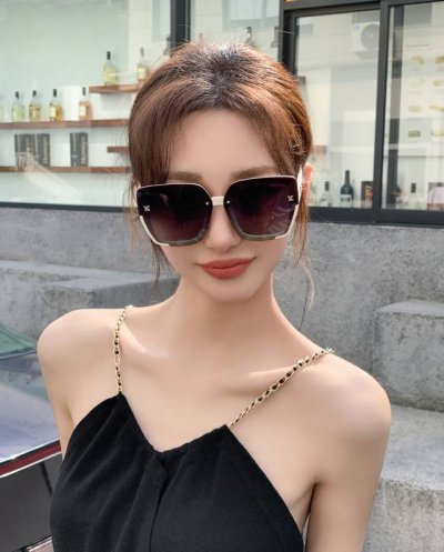 Tr偏光系列 Lv大框太阳镜墨镜经典的方框设计，不挑脸型，无论搭配大衣还是连衣裙都非常显气质偏光镜片预防紫外线 型号：L1047