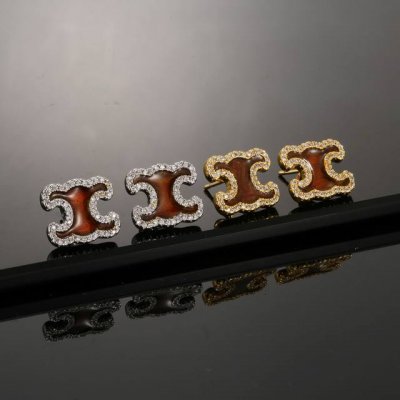 celine 赛琳耳钉 耳环 经典金色系 小巧精致可爱 百搭 。复古造型设计 金色特别显白 穿衣搭配不挑人。