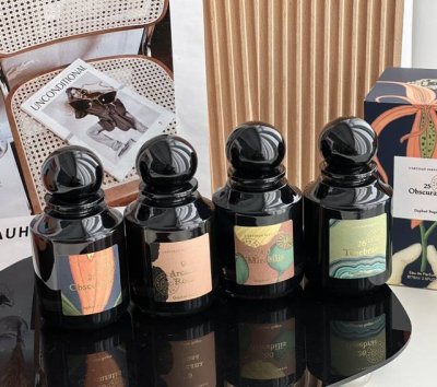 专柜品质 阿蒂仙之香植物秘境系列来啦 阿蒂仙之香携手调香师黛凡 比格！创作出植物秘境系列的四款香水！香水瓶身上标记的数字代表着从第一次香氛实验到作品诞生走过的历