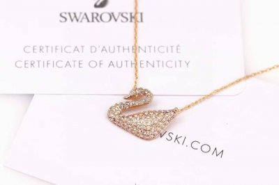 Swarovski 经典款 玫瑰金天鹅项链镶有透明密镶水晶石的镀玫瑰金色天鹅链坠高贵典雅，引人注目。天鹅图案展现出的光芒足以让人侧目。