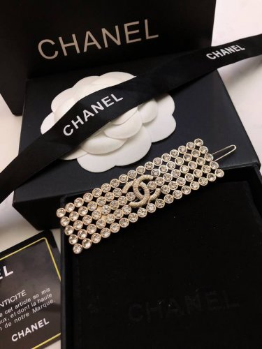 Chanel 小香 火爆最新 春夏发夹系列 这一季太可恨了 集美们一定要入手 超级闪强烈推荐 高级定制 必收的一款 满满 提高层次质感 小轻奢风格搭配好看 实拍