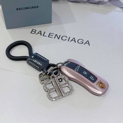 新品发布 巴黎世家包包挂饰钥匙扣 巴黎世家钥匙扣 最新款包包挂饰档次更高明星同款 经典款联名设计理念钥匙扣系列 细节对版做旧处理 非市面亮面版型 这款一直在出