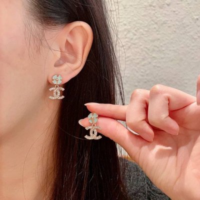 chanel香奈儿 中古 耳钉小香家的款式真心无需多介绍每一款都超好看，精致大方，非常显气质.