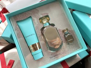 七夕送礼套盒 专柜品质 Tiffany蒂芙尼七夕情人节限定版玫瑰金香水礼盒三件套 专柜马上上线 咱们同步拉回 早于专柜上架 就是这么的有实力 没人能拒绝的富家千