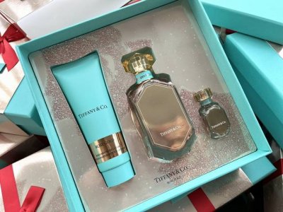 七夕送礼套盒 专柜品质 Tiffany蒂芙尼七夕情人节限定版玫瑰金香水礼盒三件套 专柜马上上线 咱们同步拉回 早于专柜上架 就是这么的有实力 没人能拒绝的富家千