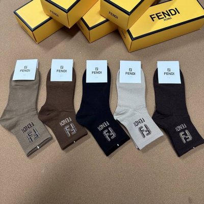 特 Fendi 芬迪Ff新品中筒女款袜子 一盒五双 超级经典的双F标志 纯棉材质制造 透气舒适 超级Nice超火爆小单品 大牌出街 潮人必备超好搭