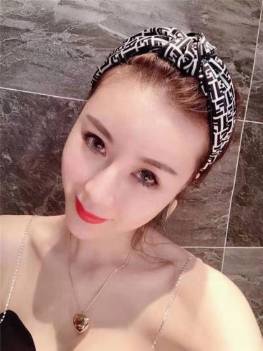 配包装 fendi 芬迪 新款中间结洋气大牌范儿发箍 宽版原单货 简约百搭 潮女必备品 超级的高大上
