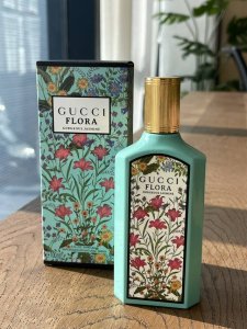 专柜品质 前调 意大利柑橘 红浆果 花香调 梨香 中调 茉莉净油 白栀子花 赤素馨花 木兰 基调 红糖 调香师 Jordifernandez 新的华美茉莉香水