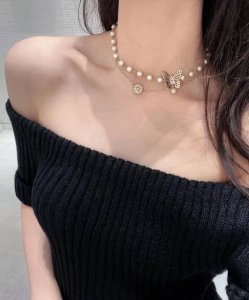 Dior项链热销款爆上新 迪奥蝴蝶珍珠项链 优雅迷人的蝴蝶项链，让你成为焦点！珍珠的点缀更显精致，彰显你的独特气质。♀蝴蝶吊坠在脖颈间跳跃，宛如精灵的翅膀，为你