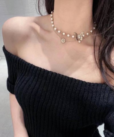 Dior项链热销款爆上新 迪奥蝴蝶珍珠项链 优雅迷人的蝴蝶项链，让你成为焦点！珍珠的点缀更显精致，彰显你的独特气质。♀蝴蝶吊坠在脖颈间跳跃，宛如精灵的翅膀，为你