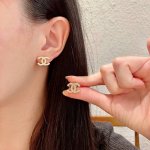 chanel香奈儿 中古 双C耳钉原版复刻Logo 小香家的款式真心无需多介绍每一款都超好看，精致大方，非常显气质.