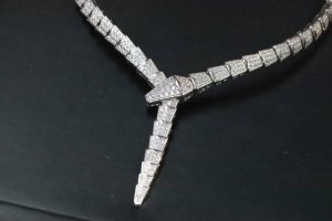 新款上新 带图片专柜包装+120 Bvlgari 宝格丽 银色宽版满钻蛇套链 Serpenti宽版蛇的魅力、诱惑和迷人的性感，以此向其灵兽致敬。此款手镯鳞片密镶