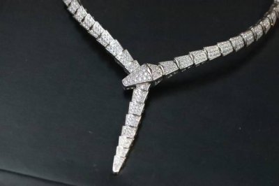 新款上新 带图片专柜包装+120 Bvlgari 宝格丽 银色宽版满钻蛇套链 Serpenti宽版蛇的魅力、诱惑和迷人的性感，以此向其灵兽致敬。此款手镯鳞片密镶