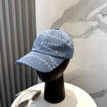 新款香奈儿Chanel2025p高版本牛仔棒球帽 有浅蓝色和深蓝色两种款式 选用优质牛仔面料 质地坚韧且富有质感 佩戴舒适 帽身印有精致的白色圆环图案 并搭配品