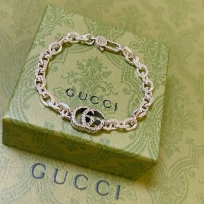 P130 。 最新出炉土豪版手链 独家高品质 Gucci古驰手链最新款的经典款 精致无论款式 质感 都是绝对的顶尖Feel 只要看一眼就懂了 超 Nice 搭配