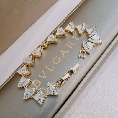 宝格丽手链V金材质。Bvlgari宝格丽 Divas‘ Dream 系列 品相完美，细节无敌，那种独特的色泽完全无可挑剔，再缀以经典指环外形设计，简约之余却又优