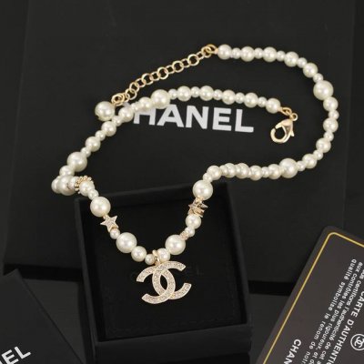 新款 Chanel 香奈儿 一百周年纪念款 珍珠项链锁骨链 非常精致，超级好看，搭配任何衣服都是很耀眼的 背面椭圆形Logo字样清晰，材质；黄铜电镀 材质于Zp