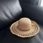 跑量 夏天来了 海边度假风草帽Get起来 超级适合海边度假拍照必备单品 姐妹们赶紧戴起来美美哒拍照了 罗意威总能让你美腻的出大片