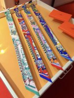 P60Phms20110 爱马仕新款Twilly 世界博览会 一场令人叹为观止的世界博览会。荒诞奇特的幽默元素，以及对历史传统的致敬，都呈现在这五彩缤纷的地图中