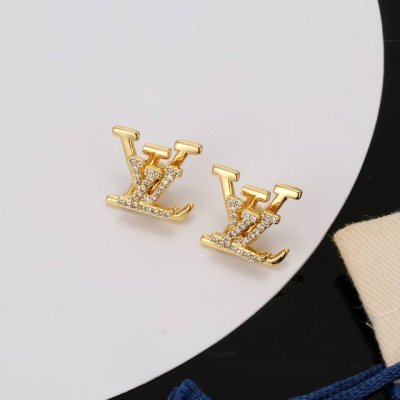 Lv黄金色字母耳钉 路易威登个性 带来时髦、有趣的视觉，明亮式切割工艺使表面抛光非常靓丽360度绚丽夺目 方方面面都很到位整体设计简约、辨识度高搭配起来典雅 大